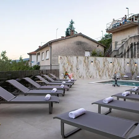 Villa Nina I - Apartments With Pool Near The Sea