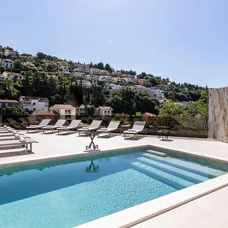 Villa Nina I - Apartments With Pool Near The Sea