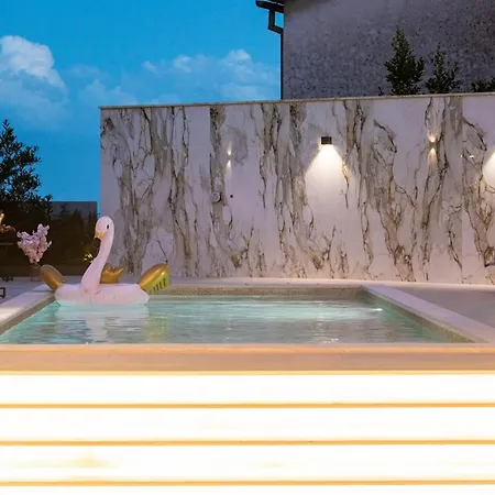 Villa Nina I - Apartments With Pool Near The Sea *