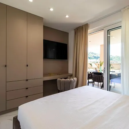 Villa Nina I - Apartments With Pool Near The Sea *