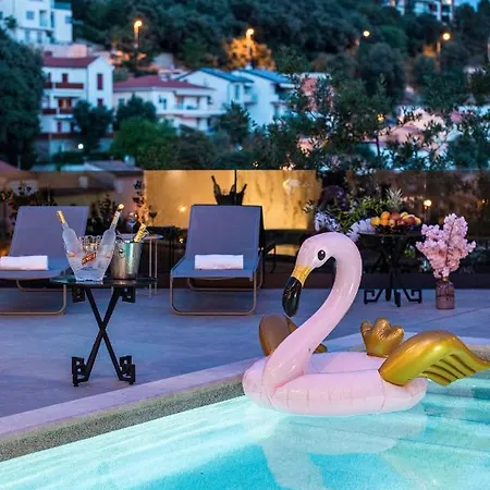 Villa Nina I - Apartments With Pool Near The Sea *